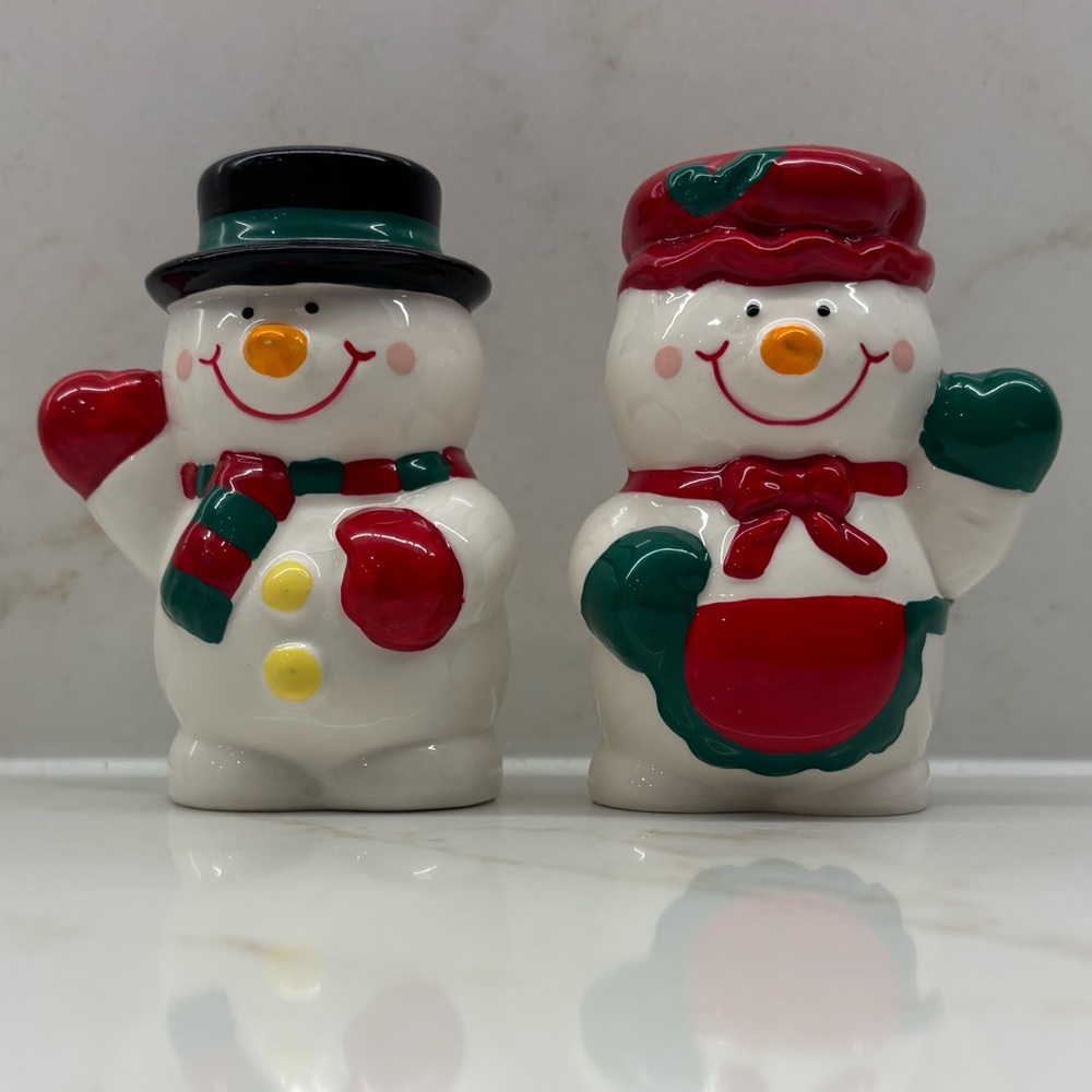 Mr and Mrs Snowmen Salt and Pepper Shakers Ceramic Russ Red and Green